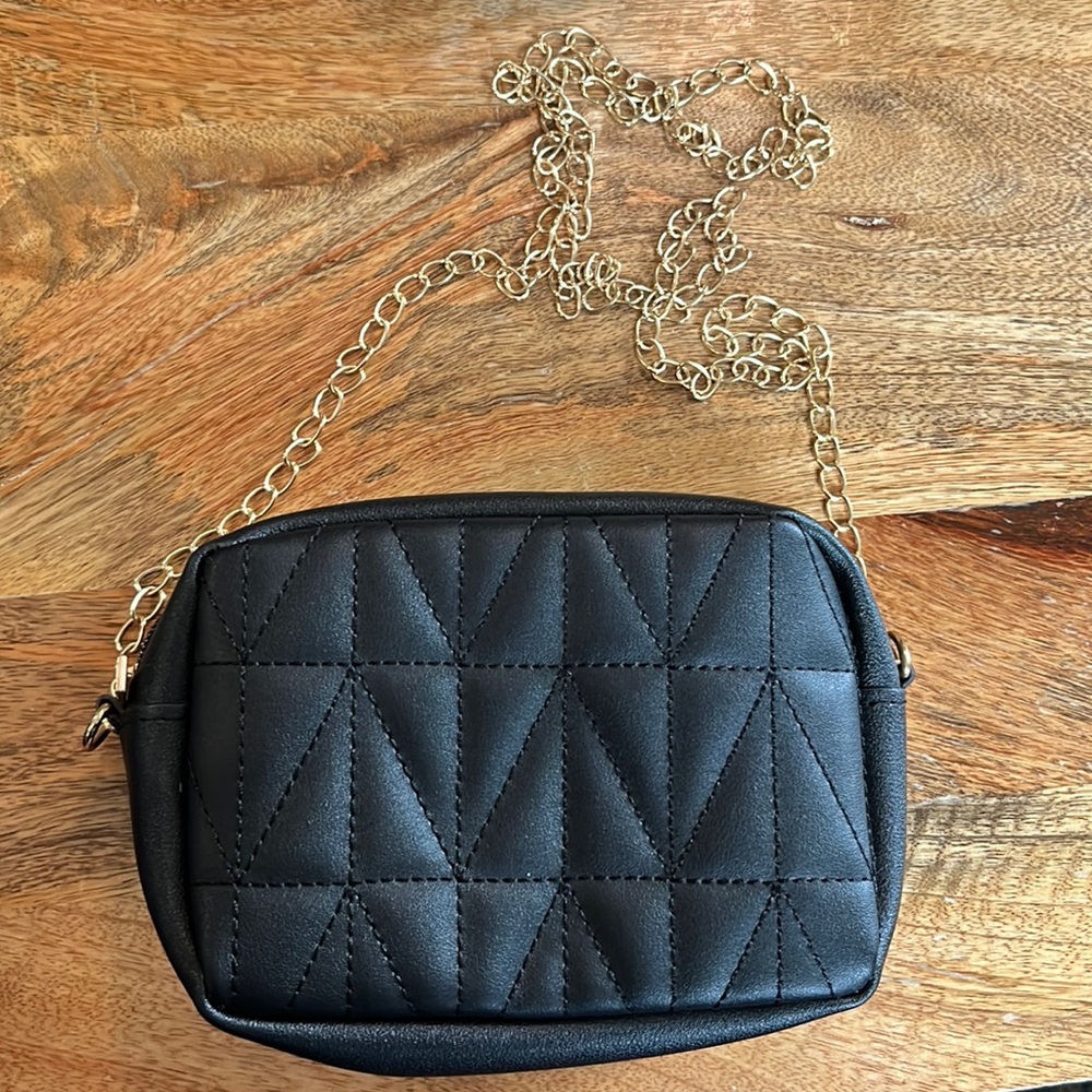 Black crossbody bag with gold chain NW